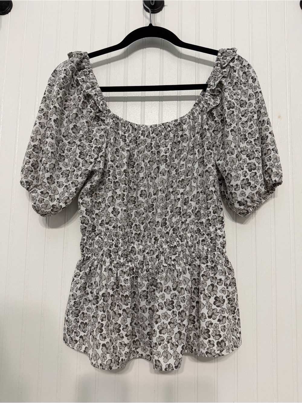 Nine West M peplum TOP gray & white floral Short Puff sleeves EUC EasyCare